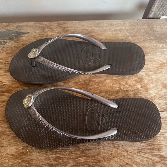 HAVAIANAS Flip Flops Embellished W/Crystal Hearts on Each Sandal 37-38 Preowned - Picture 5 of 12